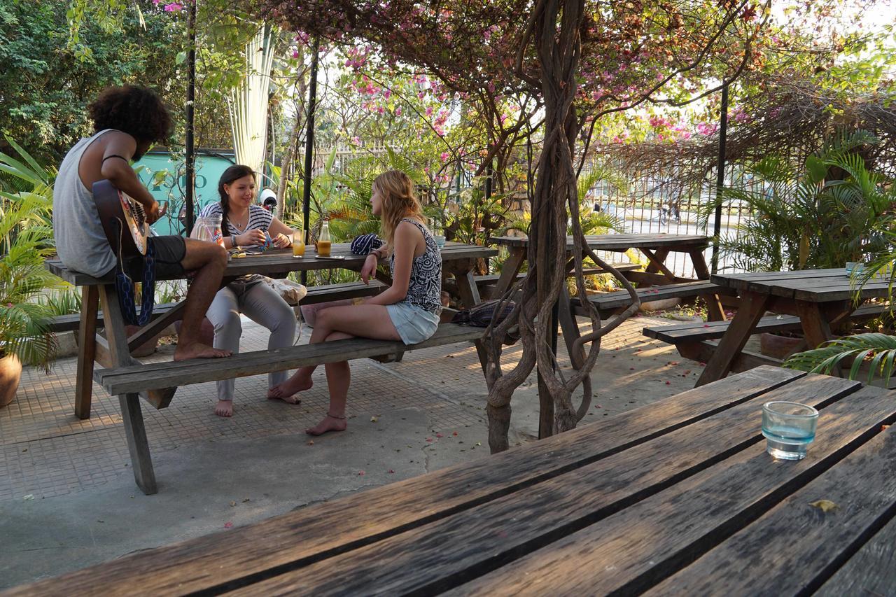 Here Be Dragons Hostel Battambang Exterior foto