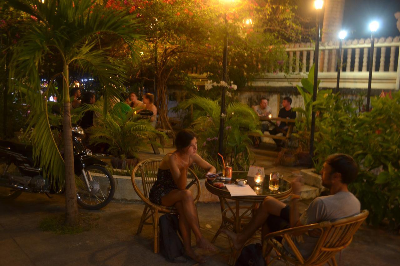 Here Be Dragons Hostel Battambang Exterior foto